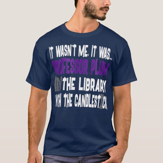 Professor Plum Bibliotek Candlestick - Clue Shirt T Shirt (Framsida)