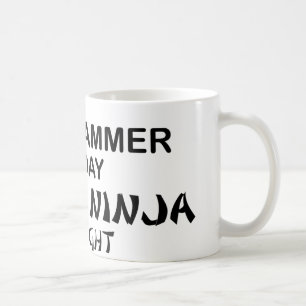 Programmerare dödliga Ninja vid natt Kaffemugg