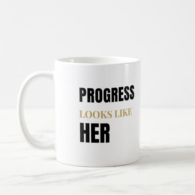 Progress Looks Like Her 11oz Mug – Women’s Day Kaffemugg (Vänster)
