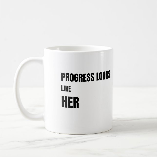 Progress Looks Like Her white Mug – Moms Gift Kaffemugg (Vänster)