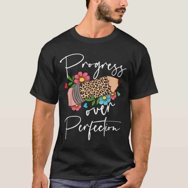 Progress Over Perfection Leopard Pencil Motivation T Shirt (Framsida)