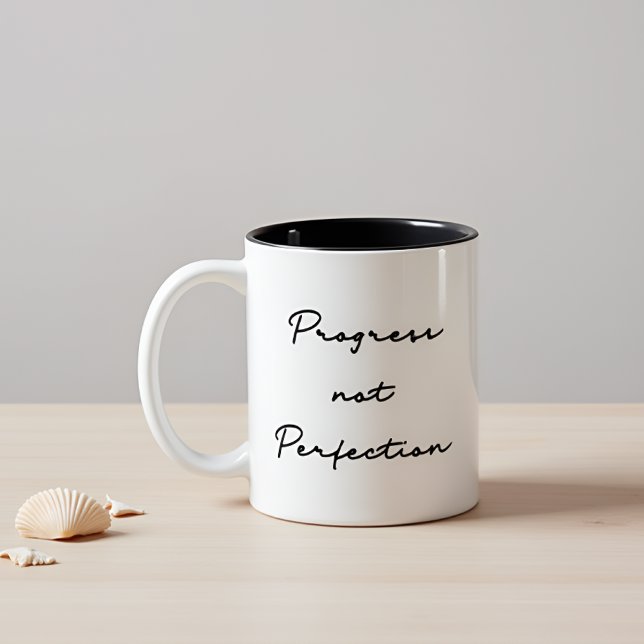 Progressen är inte perfekt inspirationsoffert Två-Tonad mugg (Skapare uppladdad)
