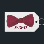 Prom Bröllop Bachelor Party Groom Bow Tie Gift Mär Presentetikett<br><div class="desc">Har en originalmarkörillustration av en burgundsbåge. Perfekt för bröllop, förlovningar, proms, årsdagar och annat firande. Anpassa bara till datumet för evenemanget. Designer är tillgänglig för att skapa och överföra anpassad design så att det matchar färg och teman för bröllop eller händelsen. Klicka på Fråga denna designer om du vill börja...</div>