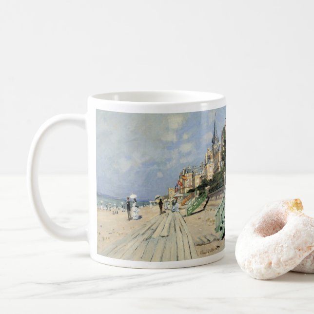 Promenaden vid Trouville av Claude Monet Kaffemugg (Med munk)