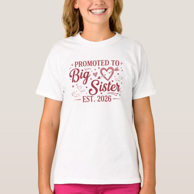 Promoted to Big Sister Est 2026 Pink Heart T-Shirt (Framsida)