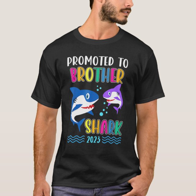 Promoted to Brother Shark 2023 First Time Brother  T Shirt (Framsida)