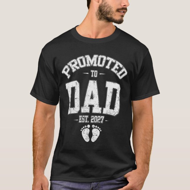 Promoted To Dad Est 2027 New Mom Daddy Fathers Day T Shirt (Framsida)