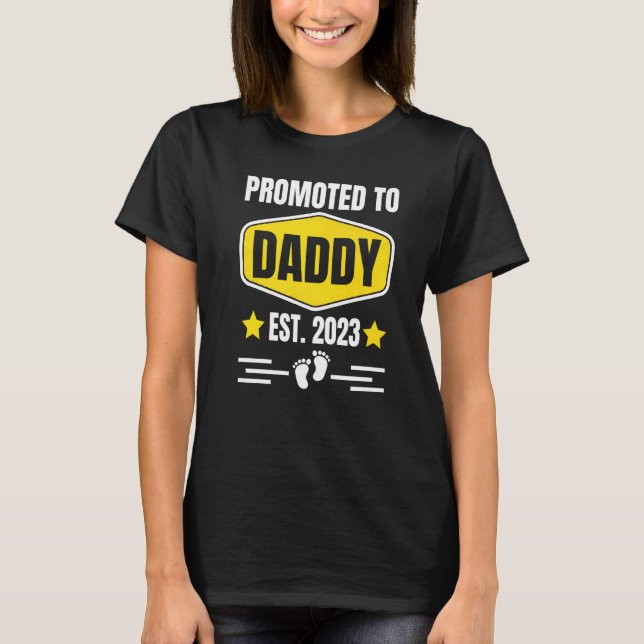 Promoted to Daddy 2023 First Time Dad Papa Pregnan T Shirt (Framsida)