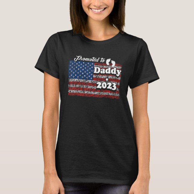 Promoted To Daddy 2023 First Time Fathers Day New  T Shirt (Framsida)