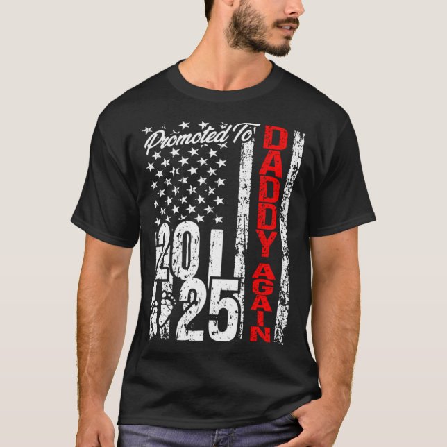Promoted to Daddy Again 2025 American Flag Soon Da T Shirt (Framsida)