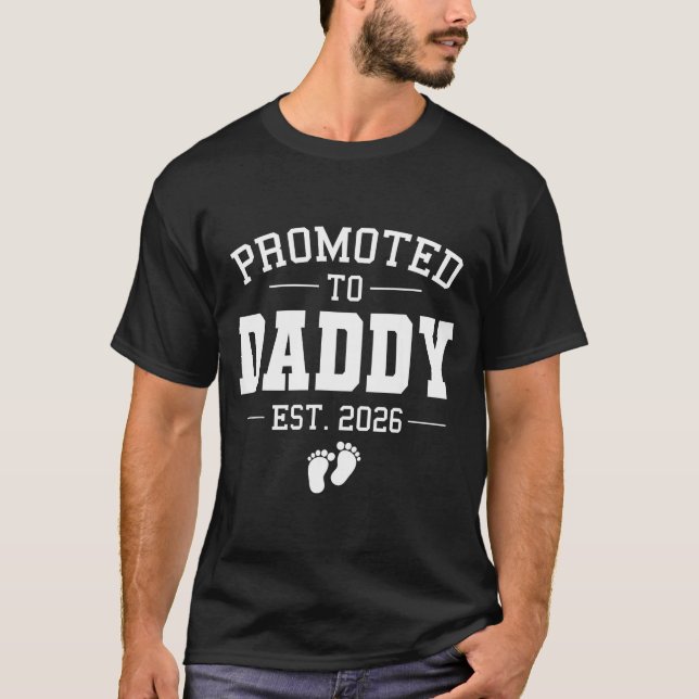 Promoted To Daddy Est 2026 Soon To Be Dad New Fath T Shirt (Framsida)