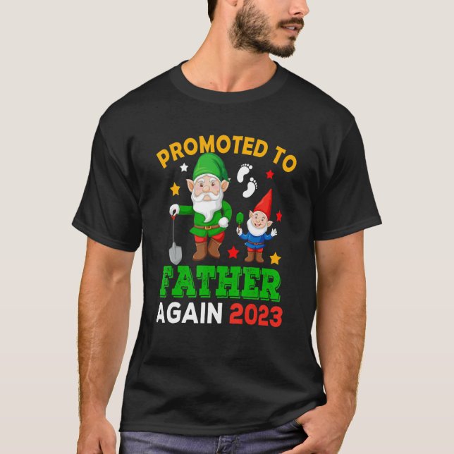 Promoted To Father Again 2023 Two Funny Gnomes Pre T Shirt (Framsida)