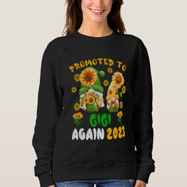 Promoted To Gigi Again 2023 Two Floral Gnomes Preg T Shirt (Framsida)