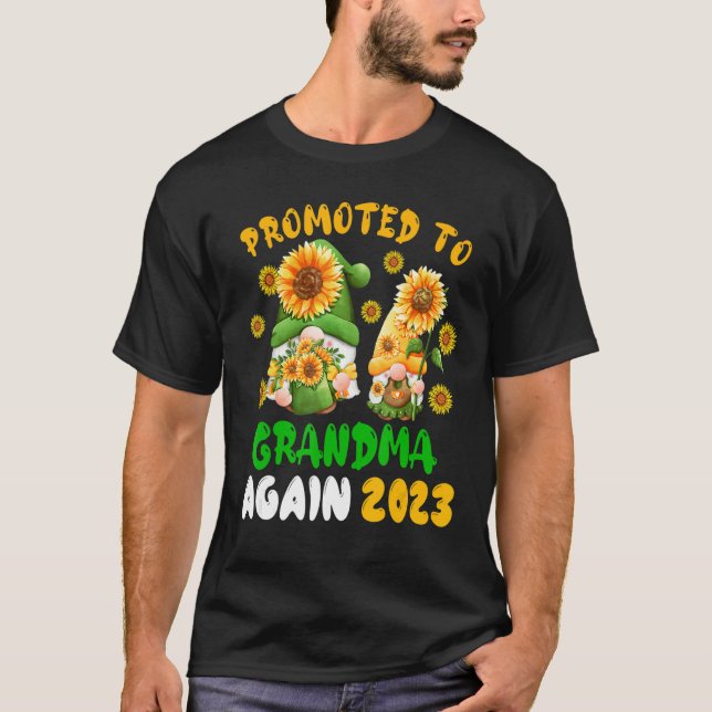 Promoted To Grandma Again 2023 Two Floral Gnomes P T Shirt (Framsida)