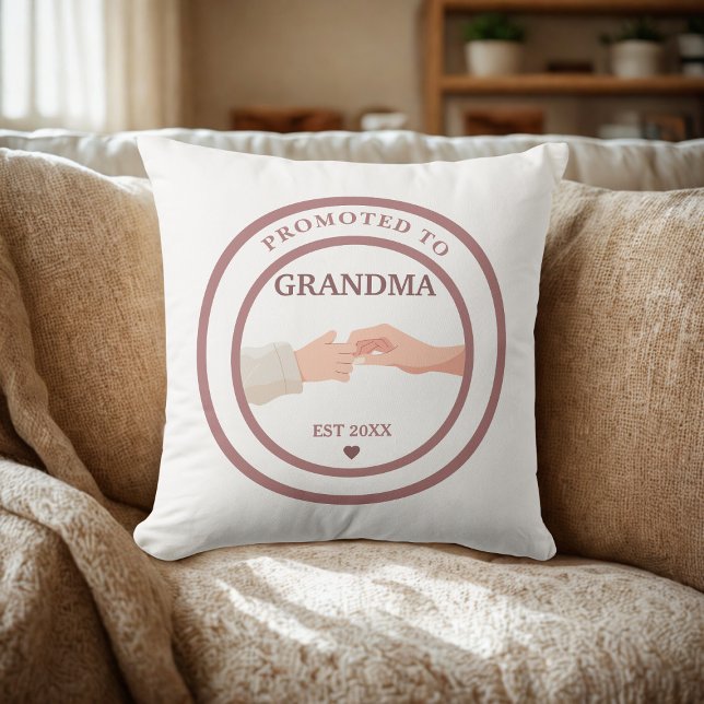 Promoted to Grandma Est. 20XX Throw Pillow Kudde (Skapare uppladdad)