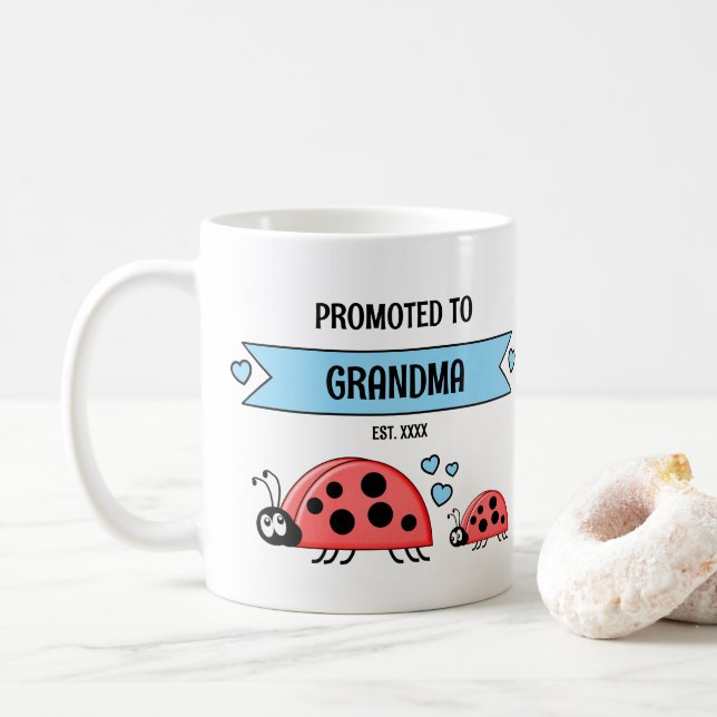 Promoted to grandma ladybugs blue kaffemugg (Med munk)