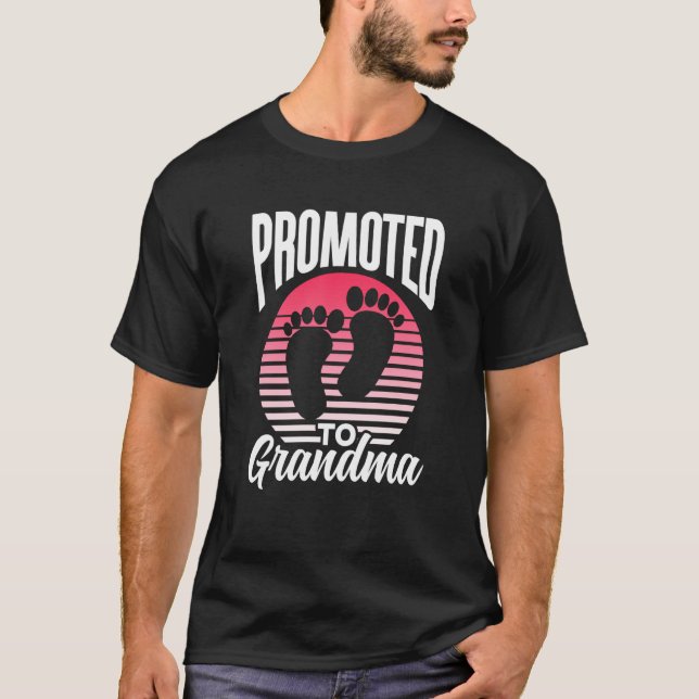 Promoted To Grandma Pregnant First Time Grandparen T Shirt (Framsida)