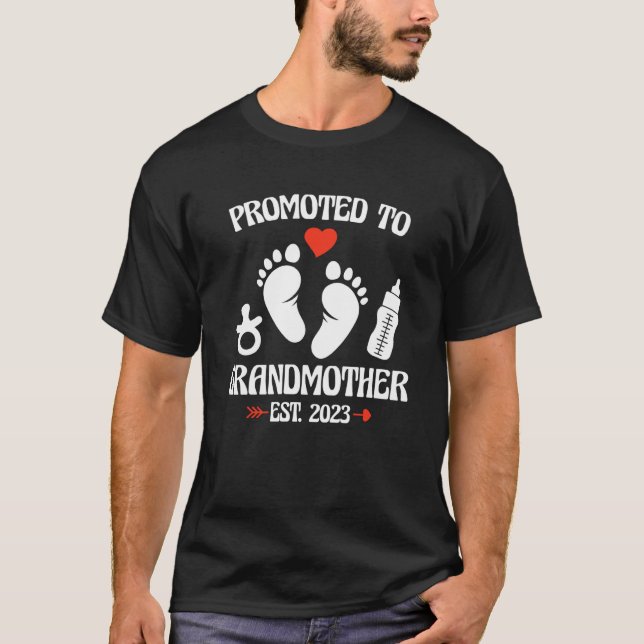 Promoted To Grandmother 2023 First Time New Grandm T Shirt (Framsida)