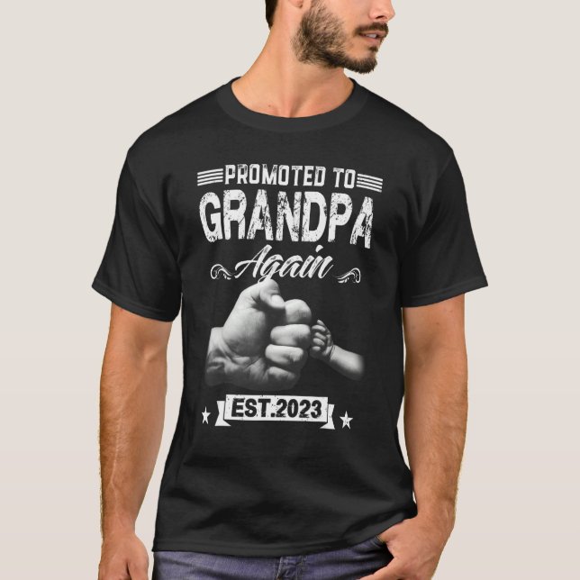 Promoted To Grandpa Again Est 2023 Pregnancy Annou T Shirt (Framsida)