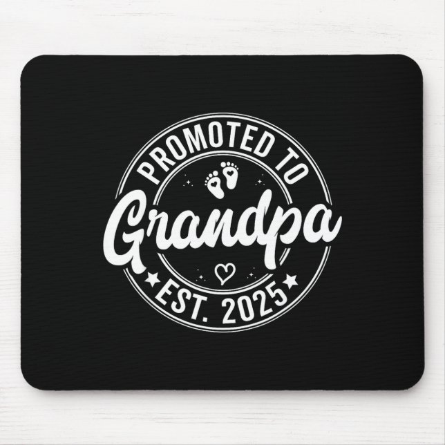 Promoted To Grandpa Est 2025 Grandparents New Gran Musmatta (Framsidan)