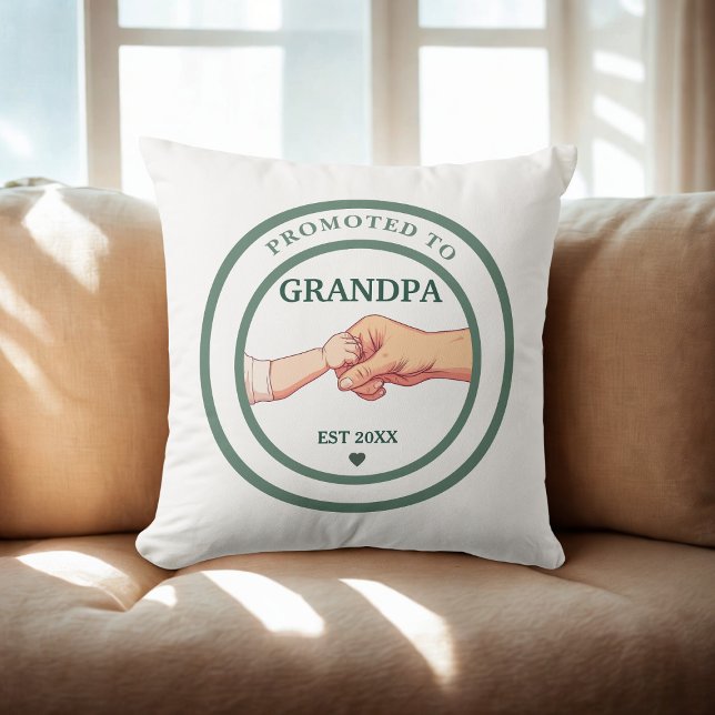 Promoted to Grandpa Est. 20XX Throw Pillow Kudde (Skapare uppladdad)