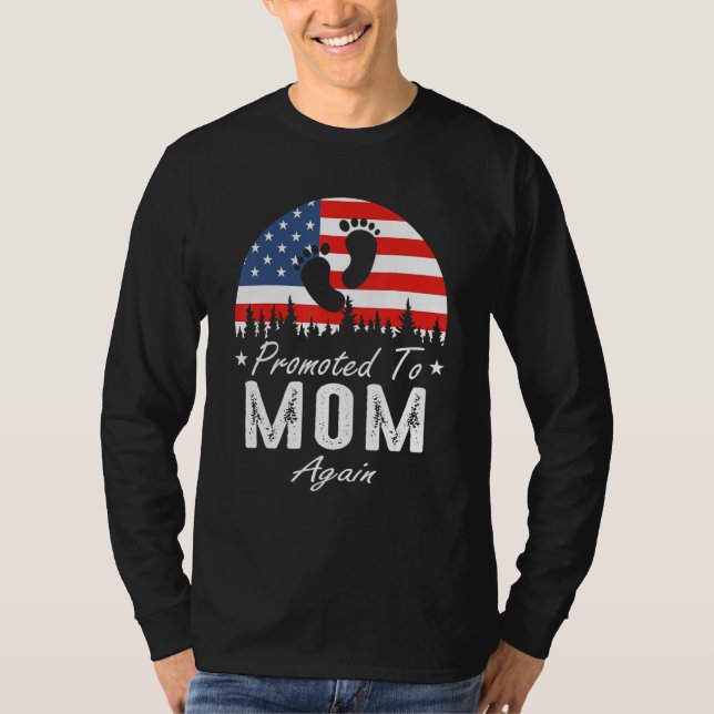 Promoted To Mom Again 2024 US Flag Father's Day T Shirt (Framsida)