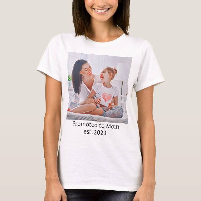 promoted to Mom est.2023  Photo art T Shirt (Framsida)