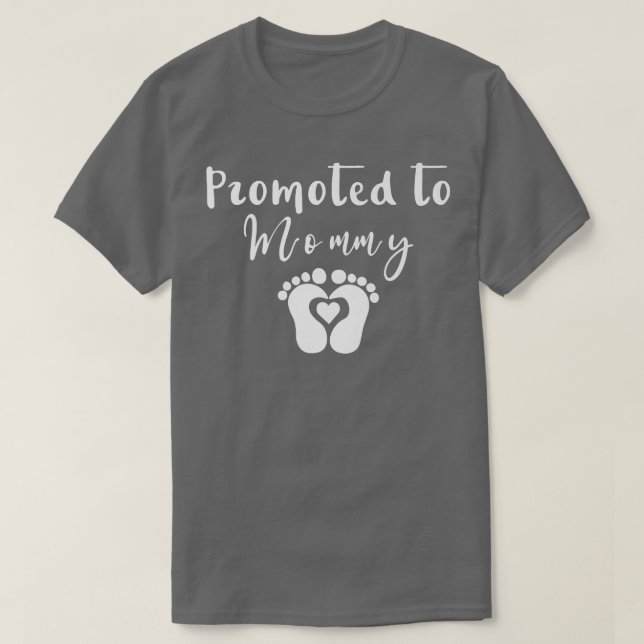 Promoted to mommy 2022 Pregnancy Announce  T Shirt (Design framsida)