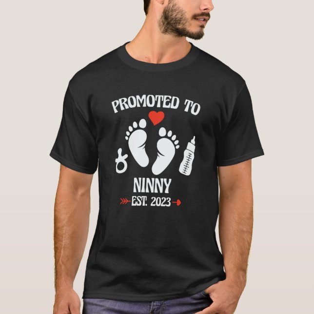 Promoted To Ninny 2023 First Time New Grandma Preg T Shirt (Framsida)
