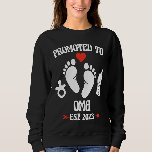 Promoted To Oma 2023 First Time New Grandma Pregna T Shirt (Framsida)