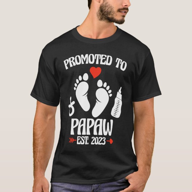 Promoted To Papaw 2023 First Time New Grandpa Preg T Shirt (Framsida)