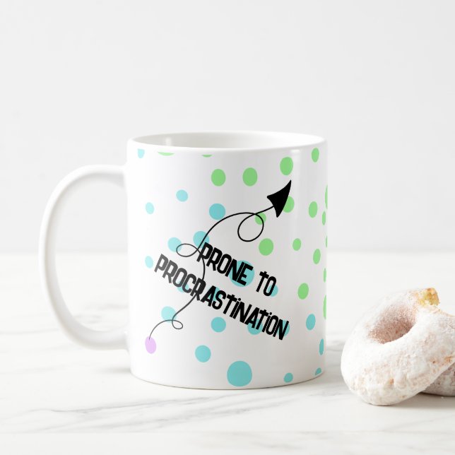 Prone till Procrastination Rainbow Polka Dot Mugg (Med munk)