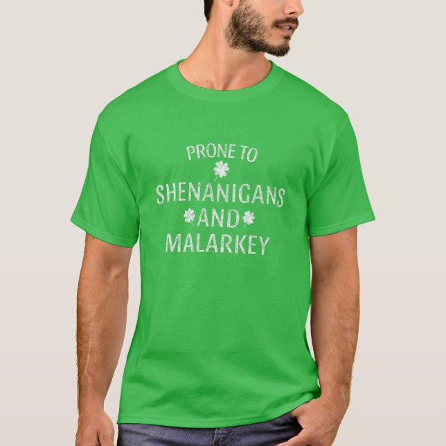 Prone to Shenanigans and Malarkey Funny Irish Prid T Shirt (Framsida)