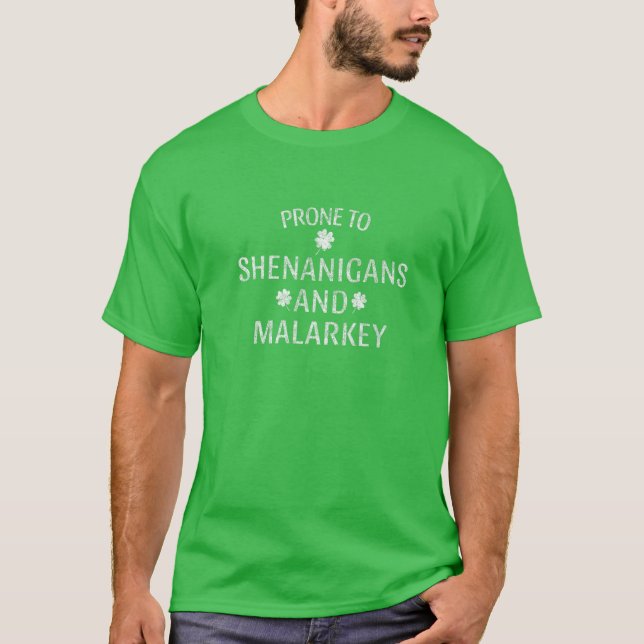 Prone to Shenanigans and Malarkey Funny Irish Prid T Shirt (Framsida)