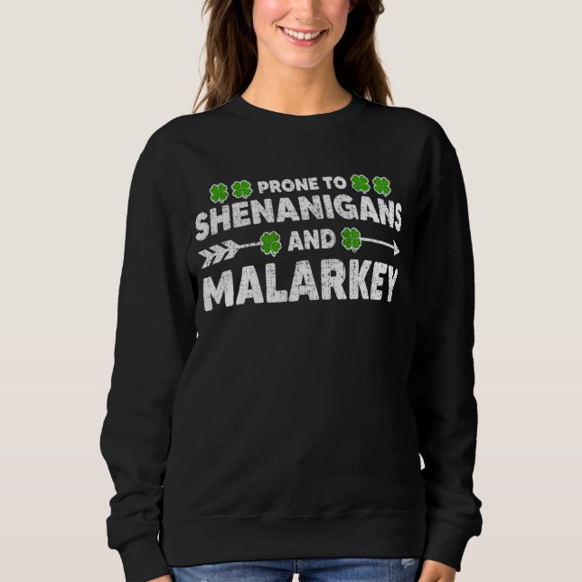 Prone to Shenanigans and Malarkey Funny St Patrick T Shirt (Framsida)