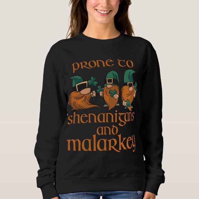 Prone to Shenanigans and Malarkey Gnomes St Patric T Shirt (Framsida)