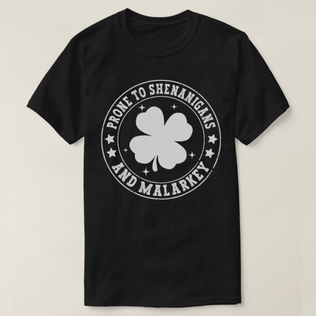 Prone to shenanigans and Malarkey Roligt Klöver St T Shirt (Design framsida)