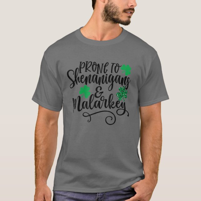 Prone To Shenanigans And Malarkey Shamrock St Patr T Shirt (Framsida)