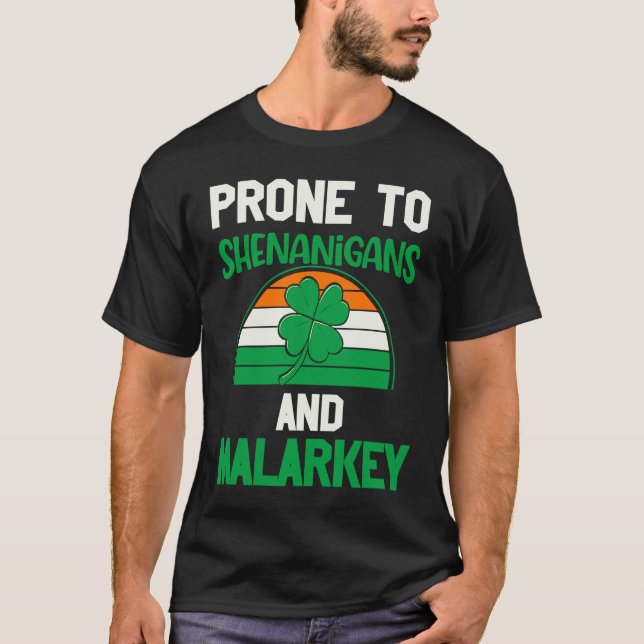 Prone to shenanigans and malarkey st patrick's day t shirt (Framsida)