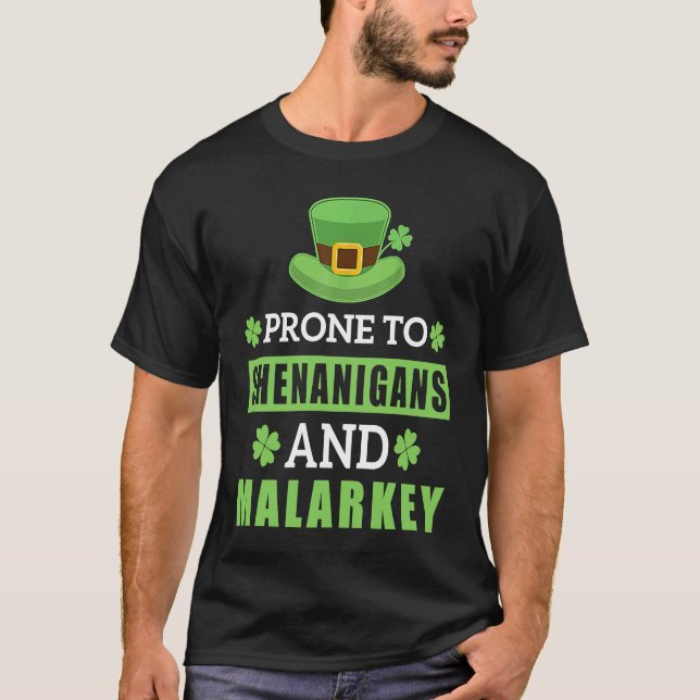 Prone To Shenanigans And Malarkey St Patrick's Day T Shirt (Framsida)