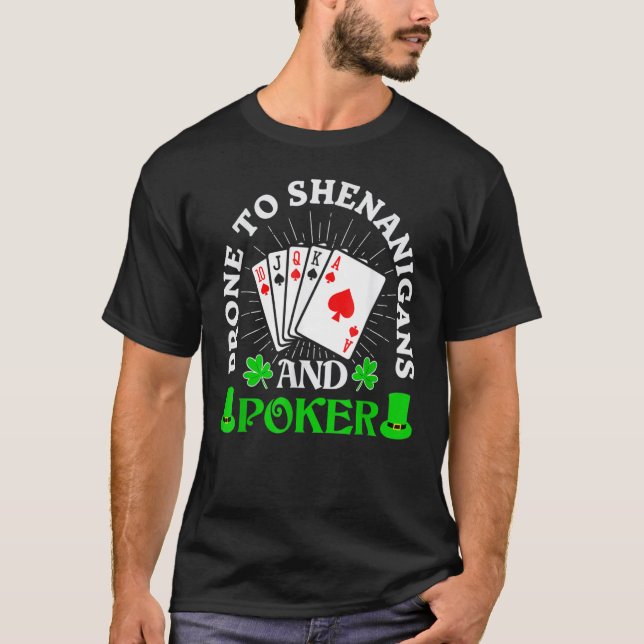 Prone To Shenanigans And Poker Shamrock St Patrick T Shirt (Framsida)