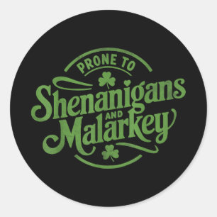 Prone to Shenanigans Malarkey Funny Klöver St Pat Runt Klistermärke