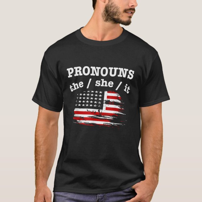 Pronounderar henne det t shirt (Framsida)