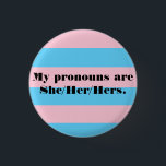Pronouns Pin - Hon Knapp<br><div class="desc">perfektens stift för en transfem-person som vill att deras uttalanden ska vara tydliga och tydliga.</div>