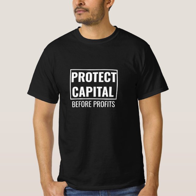 Protect Capital Before Profits — Trader Risk Desig T Shirt (Framsida)
