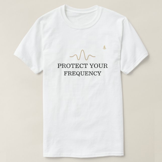 PROTECT YOUR FREQUENCY – Minimal Gold Wave Energy  T Shirt (Design framsida)
