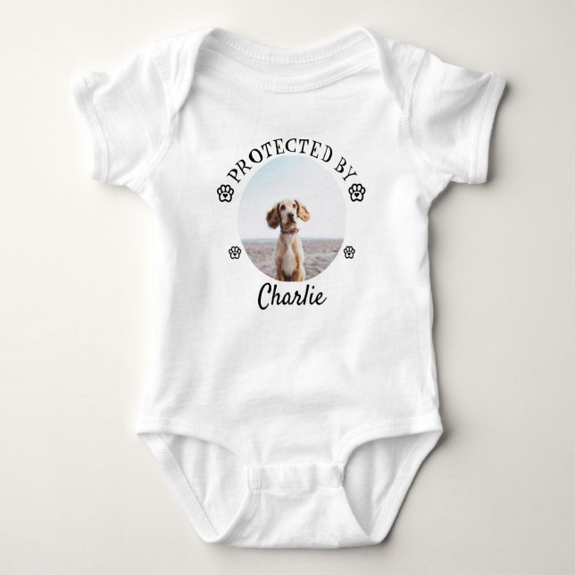 Protected By Dog Photo Baby Design T Shirt (Framsida)