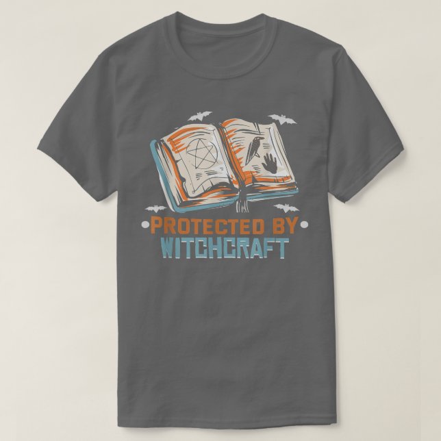 Protected by witchcraft Magic Halloween Occult Wit T Shirt (Design framsida)