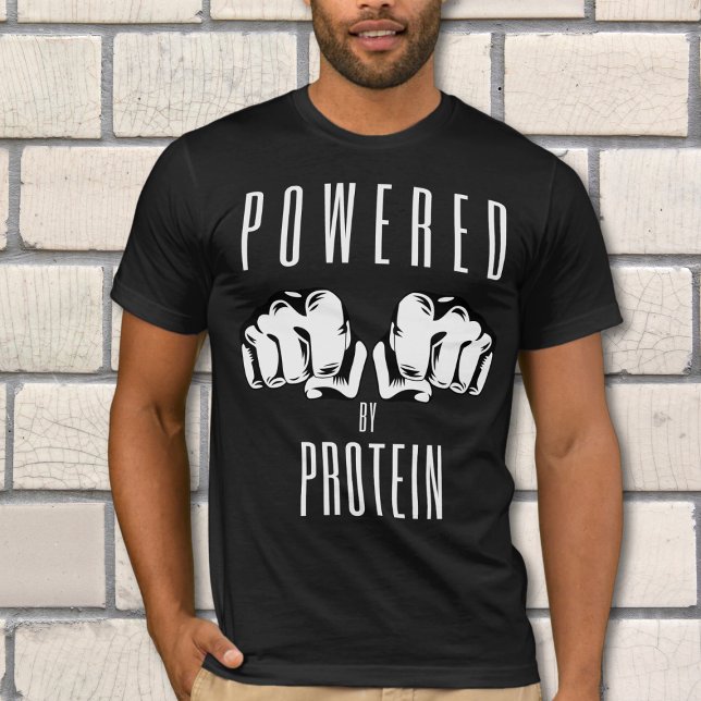 Proteinbärartävlingar T Shirt (Powered By Protein T-shirt for those who eat a high protein diet. #carnivorelifestyle)