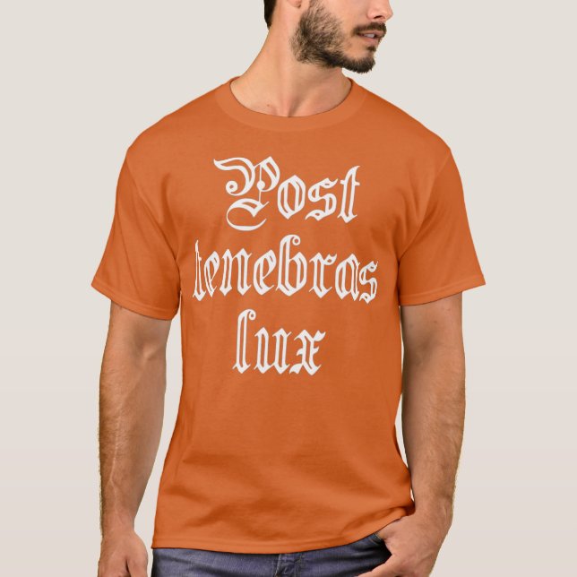 Protestant Reformation Motto Post tenebras lux T Shirt (Framsida)